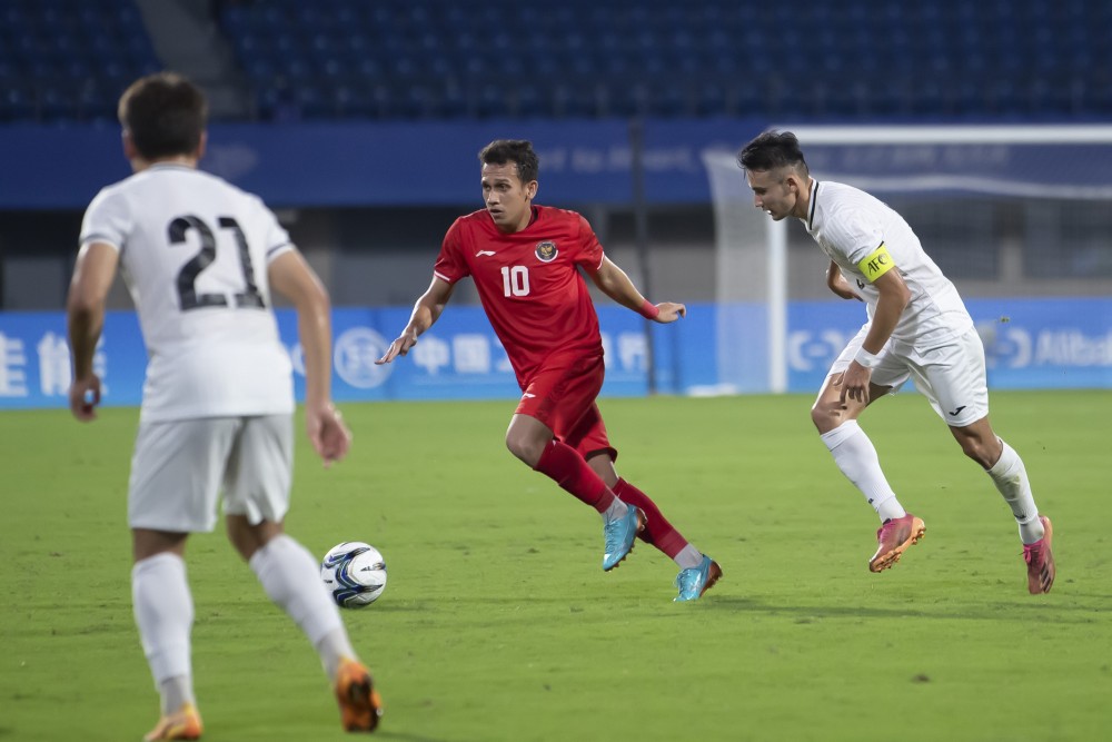 Pesepak bola Timnas U-24 Indonesia Egy Maulana Vikri (tengah) melewati hadangan pesepak bola Kirgistan Adilet Kanybekov (kanan) dalam pertandingan kualifikasi Grup F Asian Games 2022. ANTARA